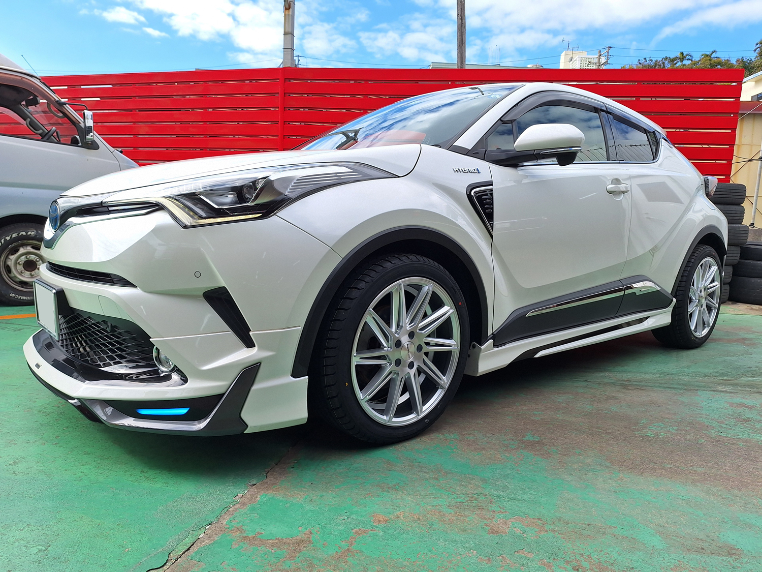 トヨタ C-HR　HYPERION CVR 19×8J　MAXTREK 245/40R19