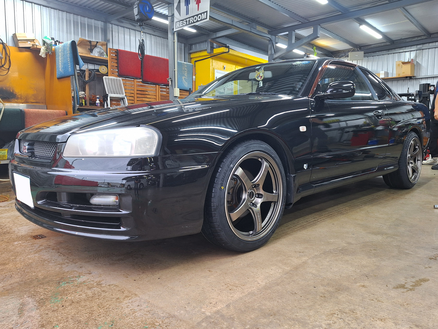 日産 R34 スカイライン　CROSS SPEED CR5 18×8.5J/9.5J　MINERVA 235/40R18