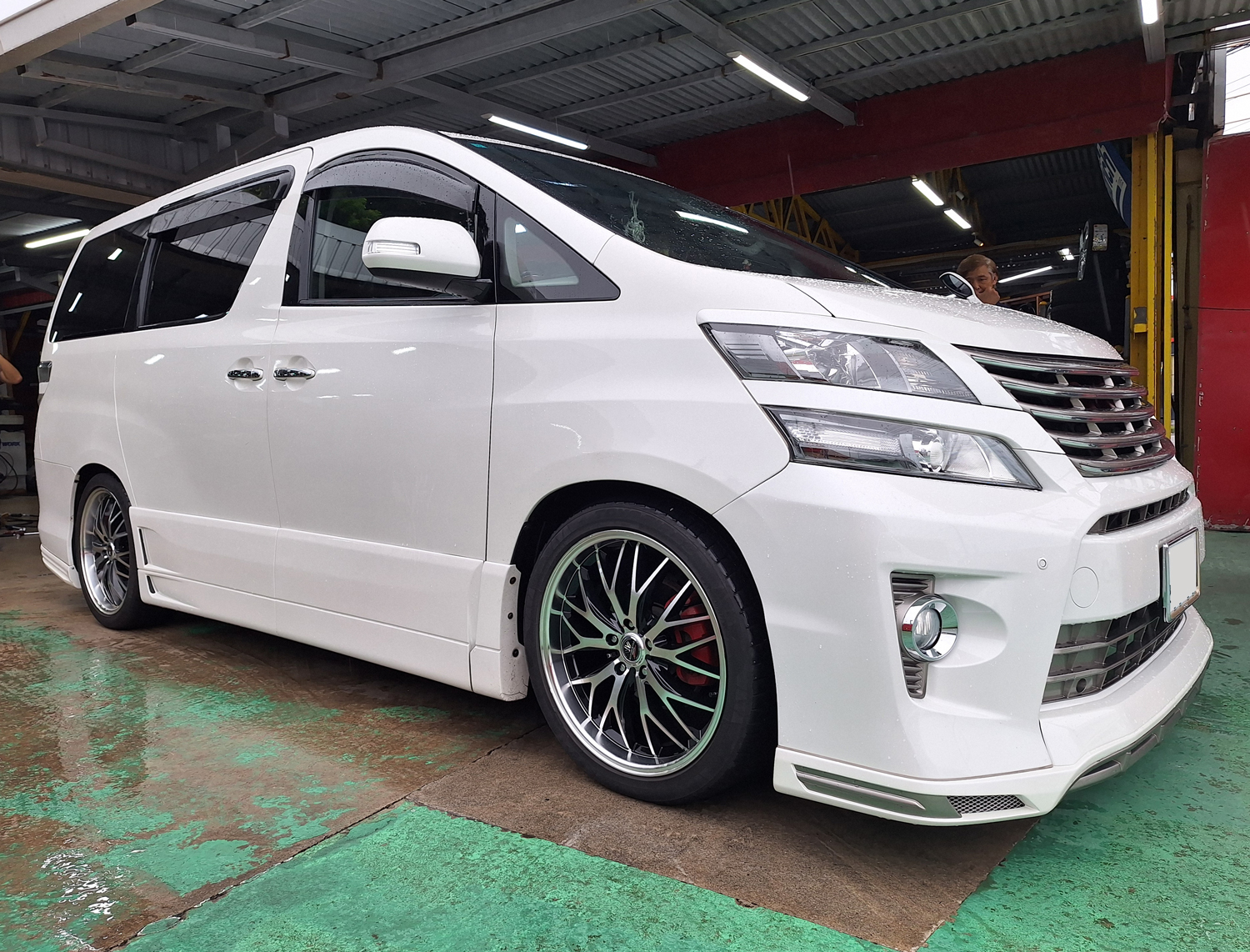 トヨタ ヴェルファイア　LOXARNY MULTIFORCHETTAII SP-SPECTOR 20×8J　TOYO 245/40R20